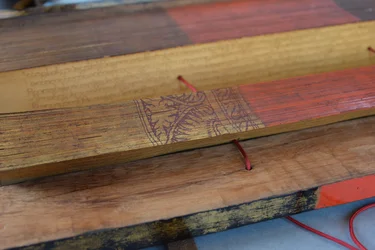Manuscrito de hoja de palma birmano (madera y pergamino)