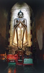 Kakusanda, uno de los Budas en el Templo Ananda, Bagan (Pagan), Myanmar (Birmania)