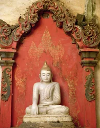 Buda sentado en meditación (alabastro)