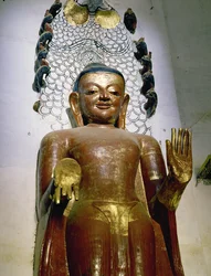 Estatua de un Buda de pie