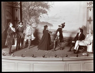 Una escena de una producción amateur de una obra titulada El Crítico presentada en Barnard College, Nueva York