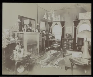Una sala de estar en la casa del dramaturgo Henry Martyn Blossom, en 23 East 30th Street, Nueva York, 1908