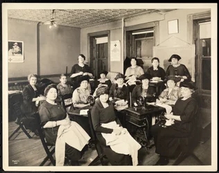 Círculo de costura de mujeres en 115 East 101st Street, East Harlem, Nueva York, 1920