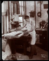 Un joven trabajando en la fábrica de Harrington Piano Co., 1907