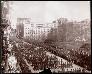 Vista aérea de hombres marchando en el Desfile del Estándar de Oro Republicano en Broadway en City Hall Park, Nueva York
