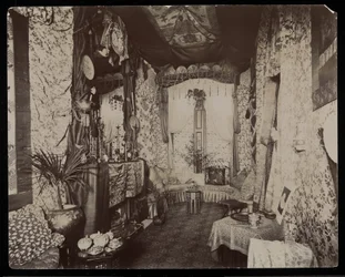 Una sala de estar ornamentada en la residencia Blakely Hall en 11 West 45th Street, Nueva York, 1896-98 (impresión de gelatina de plata)