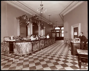 Bar en Gilsey House, Broadway y 29th Street, Nueva York, 1900 o 1901