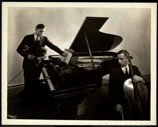 Mujer ciega, Srta. Harding, en el piano instruyendo a dos hombres ciegos en el violín y el violonchelo, 1936