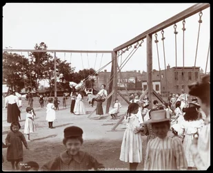 Niños columpiándose en el gimnasio y parque infantil de Hudson Bank, calle 53 y avenida 11, Nueva York, 1898