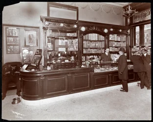 Mostrador de venta de cigarros y boletos de teatro en el Hotel Cadillac, 1907