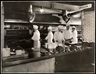Cocineros en la parrilla en la cocina del Hotel Commodore, 1919