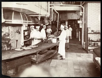 Cocineros trabajando en la cocina del Hotel Waldorf Astoria en la calle 34 con la 5ª Avenida, Nueva York, 1903 o 1904