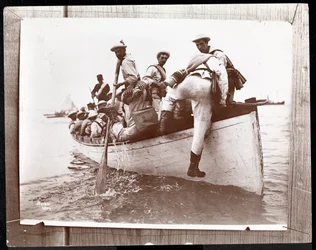 Fotografía de una foto anterior de las Reservas Navales en Fishers Island, Nueva York con un grupo de marineros en un bote de remos, 1898