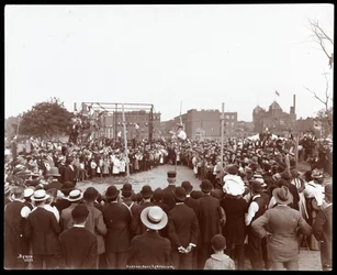 Multitud viendo a un saltador de pértiga en el Gimnasio y Parque Infantil del Banco Hudson, Calle 53 y Avenida 11, Nueva York, 1898