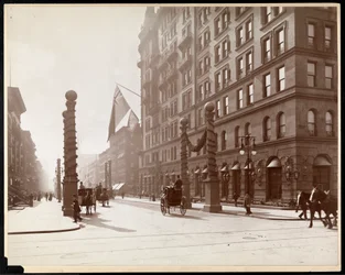 Decoraciones para el desfile de Dewey en el Hotel Waldorf Astoria, calle 33 y 5ª Avenida, Nueva York, 1899
