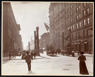 Decoraciones para el desfile de Dewey frente al Hotel Waldorf Astoria en la calle 33 y la Quinta Avenida, Nueva York, 1899