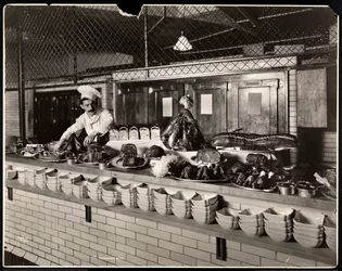 Exhibición de carne fría en la cocina del Hotel Commodore, 1919