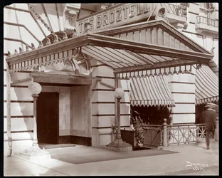 Entrada del Hotel Broztell, 3 East 27th Street, Nueva York, 1906 (impresión de gelatina de plata)