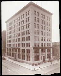Vista exterior del edificio Parke, Davis y Co., calles Hudson y Vestry, Nueva York, 1910