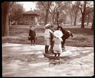 Cinco niños jugando y bebiendo en una fuente en Madison Square, Nueva York, 1901