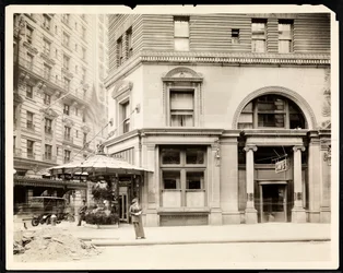Soporte de flores y entrada al Hotel Imperial Cafe en Broadway y la calle 32, Nueva York, c.1905