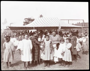 Grupo de niñas y una mujer en el Gimnasio y Parque Infantil de Hudson Bank, Calle 53 y Avenida 11, Nueva York