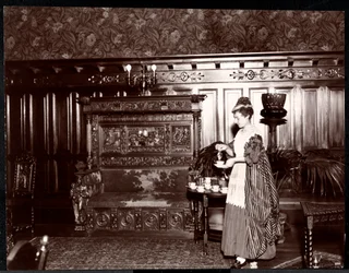 Invitado tomando té en el Hotel Marie Antoinette, 1895 o 1896