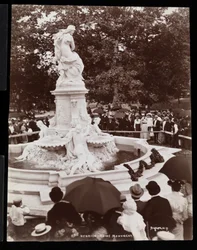Monumento a Heinrich Heine (Fuente Lorelei) y la multitud presente en la inauguración, Grand Concourse y la calle 164, El Bronx, Nueva York