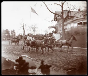 Carruajes tirados por caballos en Riverside Drive frente a Claremont Inn, Nueva York, c.1895