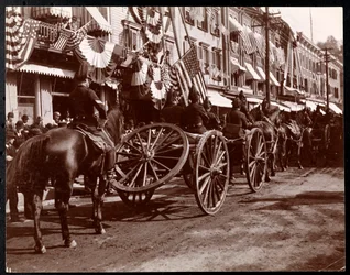 Artillería tirada por caballos en desfile en Dobbs Ferry, Nueva York, 1898