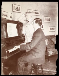 Kyrle Bellew y amigo en el piano en la casa de Bellew, 1908