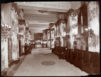 Vestíbulo y mostrador de registro en el hotel Hoffman House, 1907
