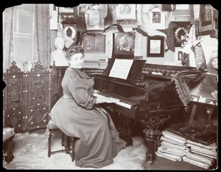 Madame Schumann Heink sentada en un piano, 1906
