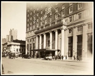 Entrada principal del Hotel Pennsylvania, 7ª Avenida y Calle 32, Nueva York, 1919