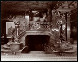 Escalera principal en el vestíbulo del Hotel Imperial, 1904
