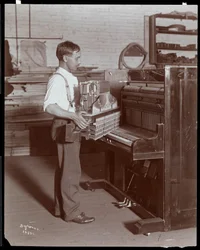 Hombre trabajando en la fábrica de pianos Hardman, Peck y Co., Nueva York, 1907