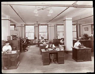 Hombres y mujeres en una oficina abierta en Parke, Davis y Co., químicos, Hudson y Vestry Streets, Nueva York, 1910