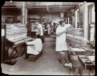 Hombres trabajando en la fábrica de pianos Hardman, Peck y Co., Nueva York, 1907
