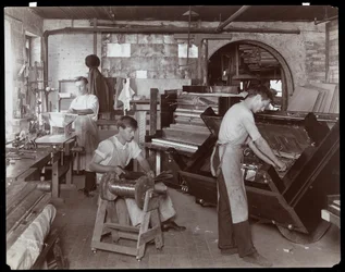 Hombres trabajando en la fábrica de pianos Hardman, Peck und Co., Nueva York, 1907