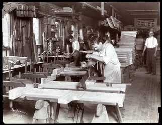 Hombres trabajando en la fábrica de pianos Hardman, Peck y Co., Nueva York, 1907 (impresión de gelatina de plata)
