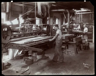 Hombres trabajando en la fábrica de pianos Hardman, Peck y Co., Nueva York, 1907