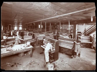 Hombres trabajando en la fábrica de Harrington Piano Co., 1907
