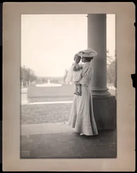 Sra. Clarence Mackay y su hijo en el pórtico de Harbor Hill, Long Island 1898-1910