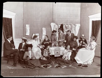 Sra. G.G. Haines, fiesta de té en el vestidor, 1902