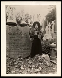 Retrato de Eva Booth en la tumba de su padre, el General William Booth, c.1915