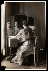 Retrato de Jobyna Howland sentada en su tocador, 1908-9