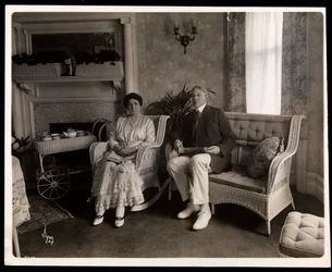 Retrato del Sr. y la Sra. Howard sentados en una sala de estar en su casa en 200 5th Avenue, Nueva York, 1916-6