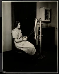Retrato de una joven ciega, sorda y muda hilando lana en la Asociación para Ciegos de Nueva York, 111 East 59th St., Nueva York, 1923
