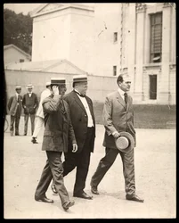 El presidente William Howard Taft con el profesor Arthur Twining Hadley de la Universidad de Yale y otro hombre, 1900-20