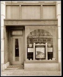 Fachada de En Route Service, Inc., en el Hotel Savoy Plaza, Calle 59 y Quinta Avenida, Nueva York, 1928
